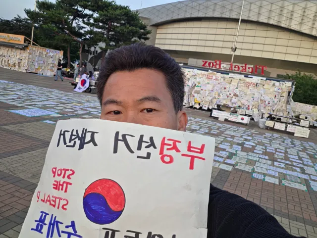 6.17.수.05시 현재 이곳 올공 날이 밝았습니다. 은박지 이불 추가로 덮었지만 간밤엔 좀 추웠습니다. ㅠㅠ
6.3.부정선거 이래 14일째 밤