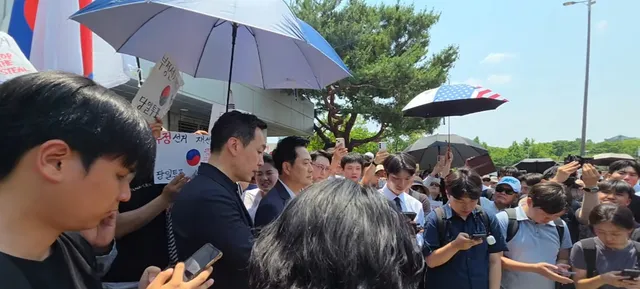 6월 16일 (화) 잠실은 정말 혼란스러운 현장이 펼쳐졌고, 이례적인 장면이 나타났다.

오전 9시 경찰은 100명여명의 경찰을 투입하여 경기장