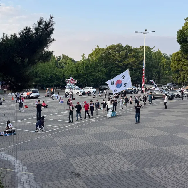 AM 6:00 입니다
현생 때문에 먼저 들어가겠습니다 죄송합니다
밤이고 낮이고 힘내주시는게 너무 감사합니다🇰🇷🇺🇸🫡