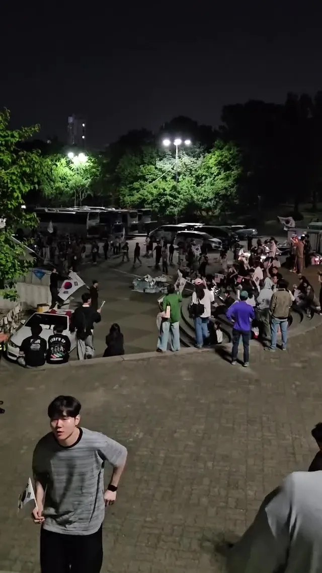 오늘 잠실 민주화 운동 현장에서 한 직원분의 이야기를
들었습니다. 현재 해당 경기장 내에는 아무도 없다고..

하지만 투표함은 그대로 있다고 합