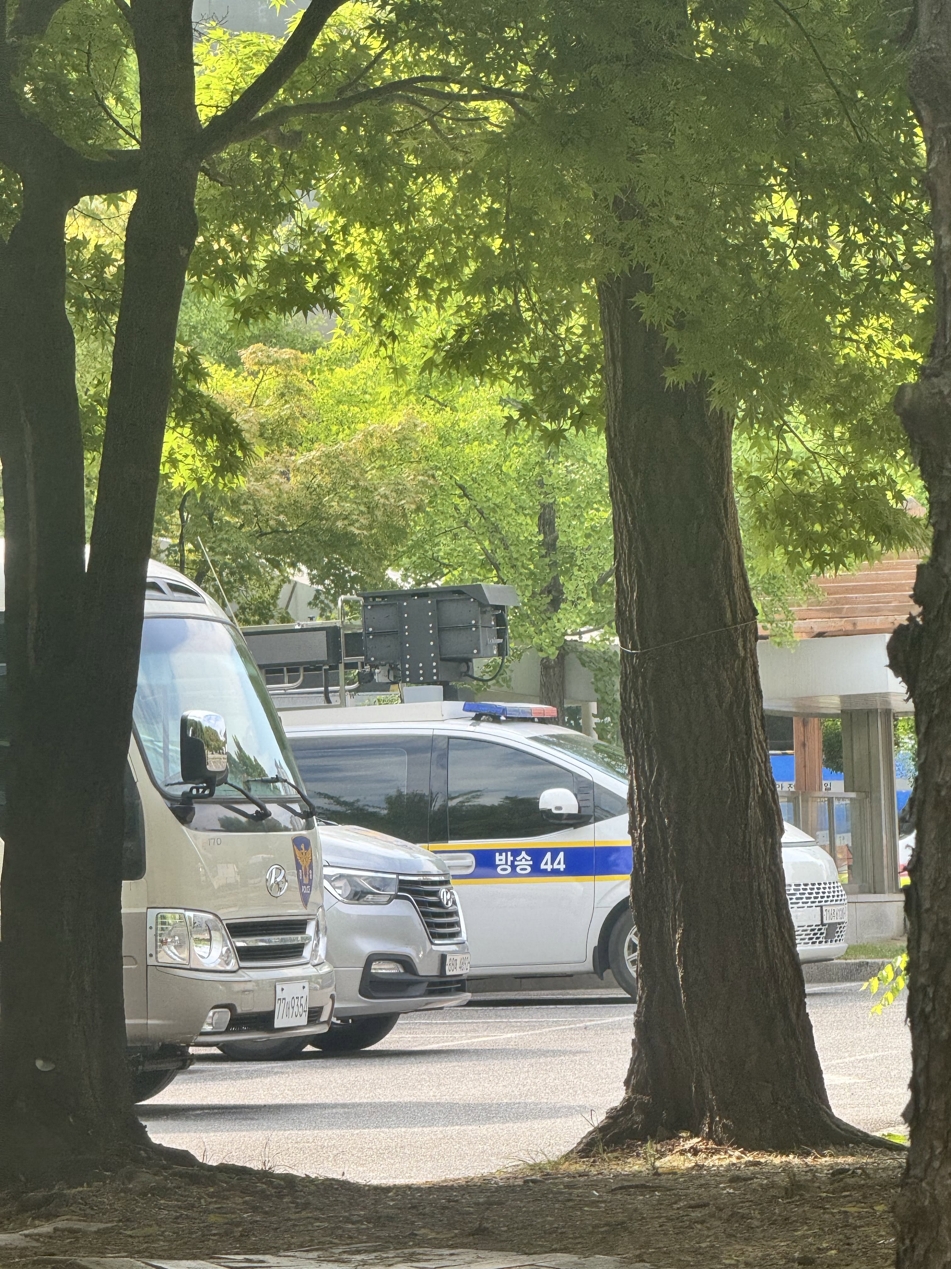 스타렉스 형사과 기동차 방금 들어갔습니다.
추가로 주차장에 방송차량 있네요
해산하라고 할 것 같습니다. 
많이 공유해주세요
곧 터질 것 같아요
