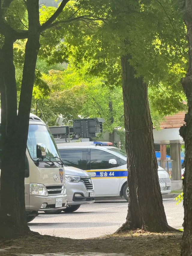 스타렉스 형사과 기동차 방금 들어갔습니다.
추가로 주차장에 방송차량 있네요
해산하라고 할 것 같습니다. 
많이 공유해주세요
곧 터질 것 같아요
