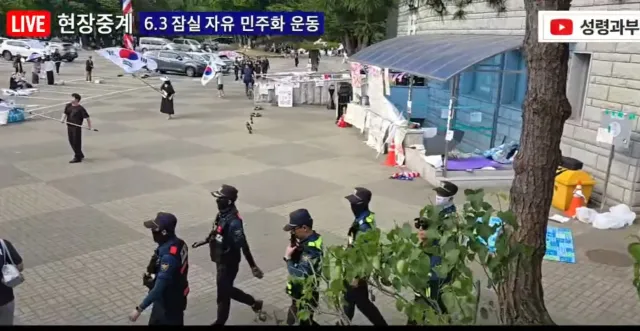 " 이전과 달리 아침부터 복면 경찰 돌아다닙니다.. 올공 가실 수 있는 분들은 가주시면 감사하겠습니다 "
수요일, 오늘 8시30분(현재) 상황