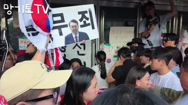 오늘 잠실 올공에서 선동하는 사람들
공통점이 모두 복면을 썼다는 점
압사 사고가 일어날뻔한 상황
채증하고 있다니 조용해짐 ㅋㅋ
현장에서 더욱 노