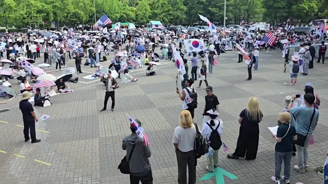 정말 자유롭고 건강한 모습이다. 리더도 없고 강제도 없다. 오로지
부정선거, 재선가
당일투표, 재투표
그리고 애국가만 있을 뿐이다.
사실을 왜곡