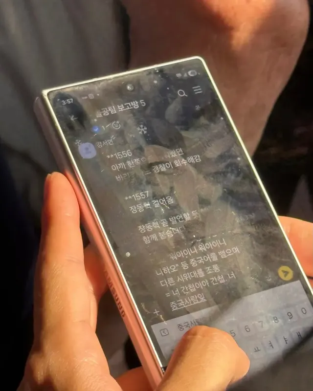 ‼️제발 공유.. 오늘 계획 꼭 봐주세요‼️

문 열면, 기다리고 있던 연기자들이 내부로 들어가면서 경찰이 진압하고 끝날거 같아요…
(이건 오로