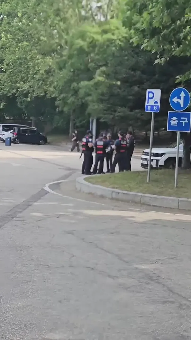 경찰 빨간색 스티커는 지도부로 알고 있는데 지금 이시간이 올공에서
무슨 회의를 그렇게 열심히 하고 계시는겁니까??