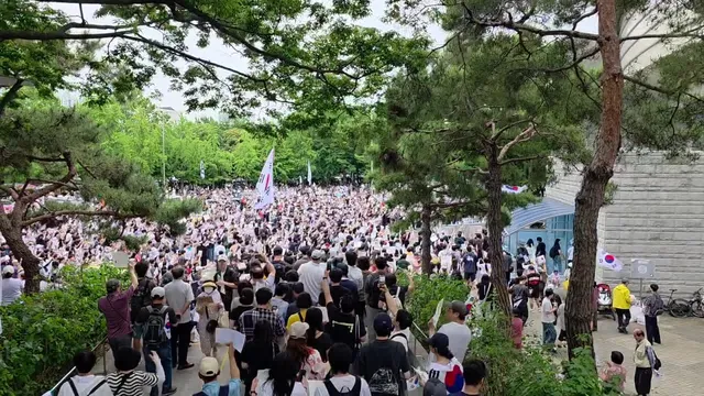 어제보다 더 많아졌다!
잠실민주운동이다!
기본권리는 뺏지마라!
아기부터 할아버지까지 시민들이 원한다!
