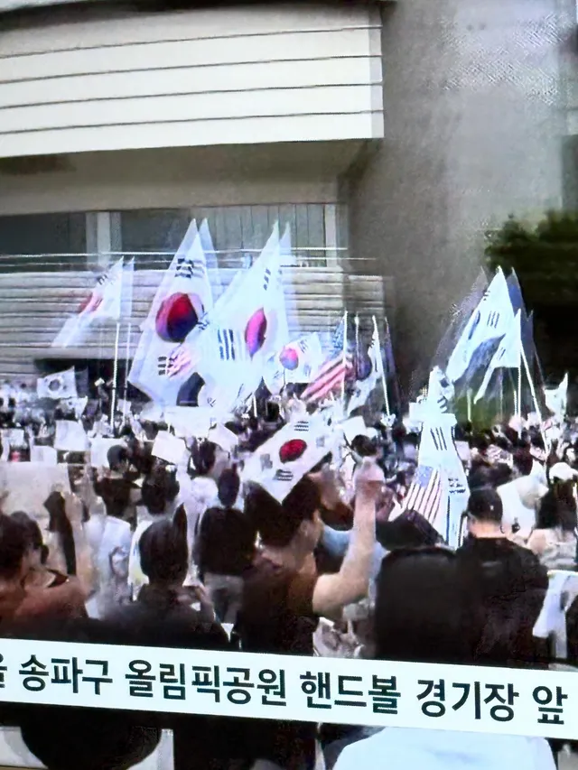 SBS에서 현상황 정리해서 보도중입니다.

현장에 다녀온후 냉정히 바라봤을때

객관적으로 있는그대로 보도해주는 편입니다.