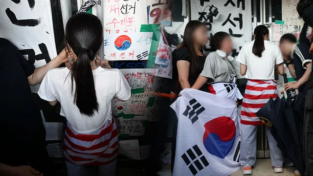 경찰, 체육단체 진입 막은 '성조기 치마 여성' 수사 착수‥신원 확인 중

어제 서울 송파구 올림픽공원 시위 현장에서 체육단체 진입을 막아선 여