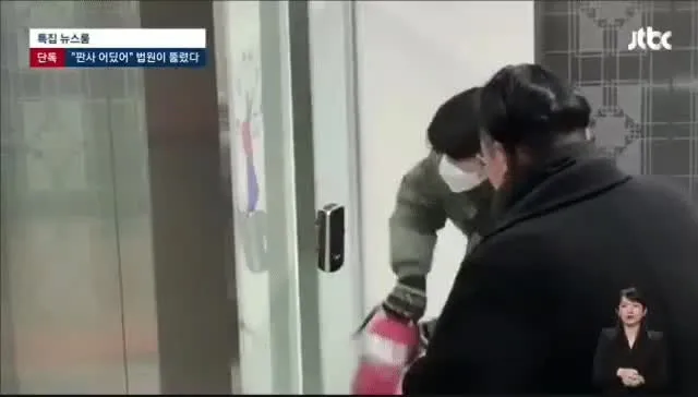 오늘 국힘이 원했던 그림

처음보는 사람들을 위해 어떤 상황인지 달아둠

JTBC 기자의 자작극과 차은경 어딨어 추가 더빙

옆문이 덜컹거리는데