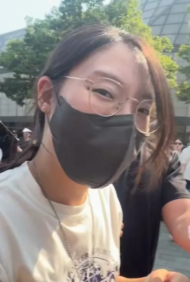 옆에서 시끄럽게 떠드는 사람에게
아무 대답도 하지않고
그저 가소롭다는 듯이 쳐다보는 이 눈빛은
모든 걸 말해주더라