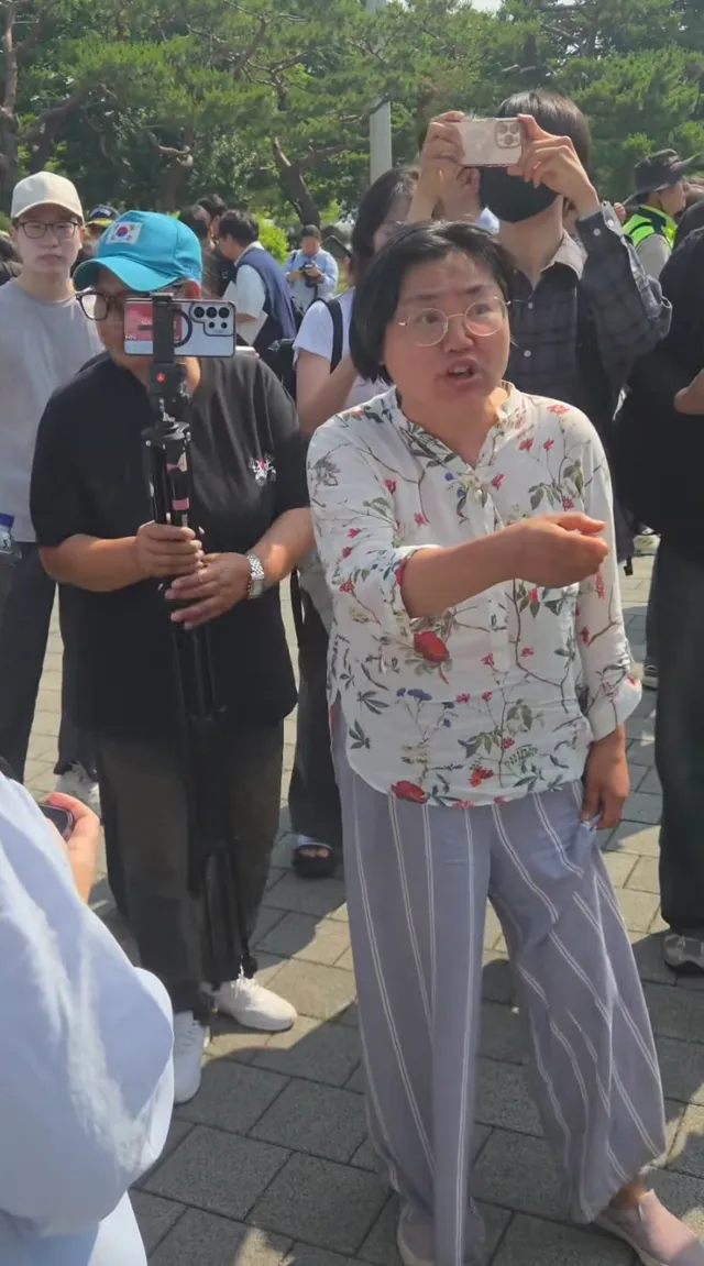실시간 ‘올공’ 인물 정리

이사람 주의해야함.
저쪽 선동하는 사람임.

“아줌마 집 용산 맞아?”
함경도 아님 ?