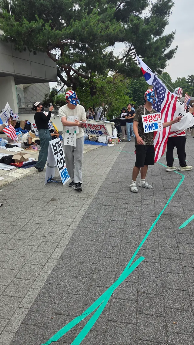 에이웹 외치고 있는거 같이 응원해주면서
부정선거 재선거 외치고 있는데
카메라 들이밀면서 우리 고소한다는데요??
난 이사람들이 무슨 사상으로 사람