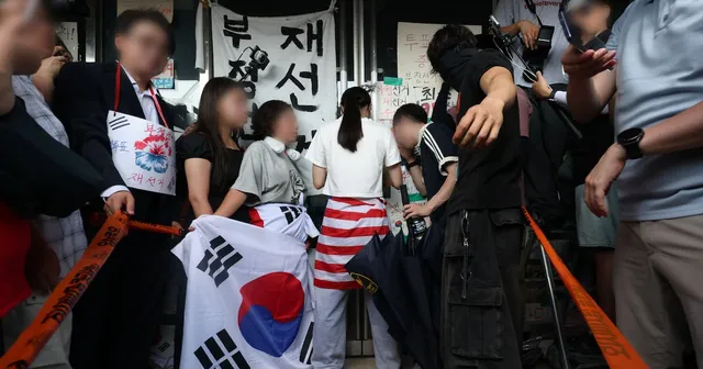경찰, 잠실 개표소 진입 막은 ‘올다르크’ 수사 예고

경찰, 잠실 개표소 진입 막은 올다르크 수사 예고