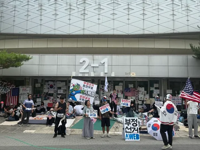 "체육단체도 못 들어가" 개표소 봉쇄 13일째…다시 결집한 시위대

[서울=뉴시스]조수원 기자, 김범준·김서하·조서영 인턴기자 = 6·3 지방선