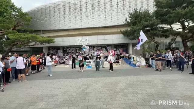 스친이들 올공 2-1 관련 퍼온 글인데 봐줘!

원래라면 저 앞 빈 공간에 사람들 들어가있어야하는데 안하고있잖음
일부러 안들어가고 둥글게 라인만