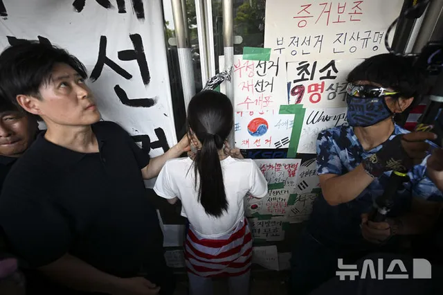 경찰, 잠실개표소 진입 홀로 막은 여성 수사 착수

[서울=뉴시스]조수원 기자 = 경찰이 체육단체들의 서울 송파구 올림픽공원 핸드볼경기장 사무실