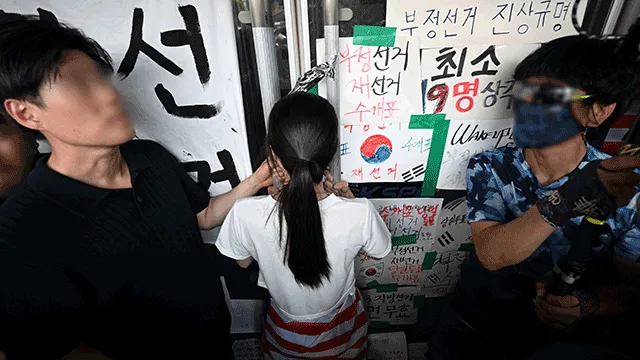 체육회 직원 출입 가로막은 여성…경찰, 업무방해 혐의 수사

봉쇄 집회가 이어지고 있는 서울 올림픽공원 핸드볼경기장에서 체육단체 직원들의 출입을