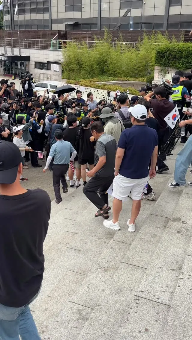 6월 17일 10:55 기준
기동대 폴리스라인으로 레드카펫 깔아주는 중;;