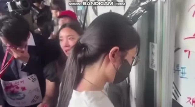 나도 오늘보고.. 놀랬어. 
문끝까지 지키는 여자분한테 "당신이 책임지셔야돼요." 하고 답답해하던 국힘의원. 
국민들과 막길바라는게 아니라 못열