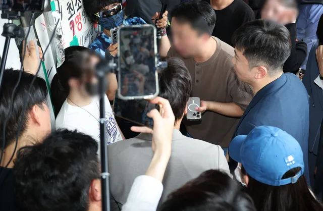 '개표소' 경기장 홀로 막은 여성 누구?…경찰, 업무방해 수사

한 온라인 커뮤니티 이용자는 A씨와 직접 연락했다며 A씨가 지방에서 상경해 시위