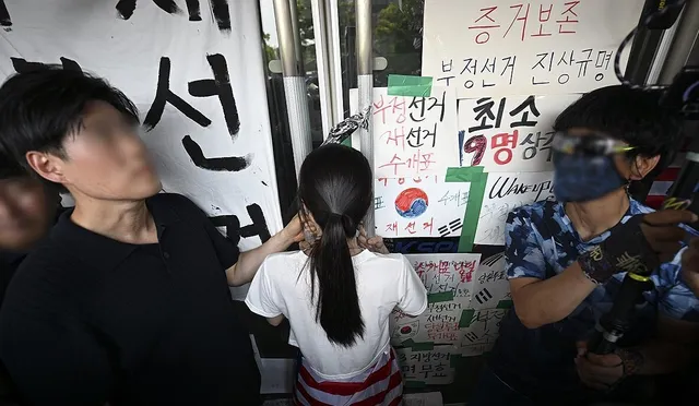 [속보] 두 손으로 문 잡고 2시간 버틴 '올다르크'…경찰, 내사 착수

6·3 지방선거 투표용지 부족 사태로 촉발된 '잠실 개표소 봉쇄 시위'
