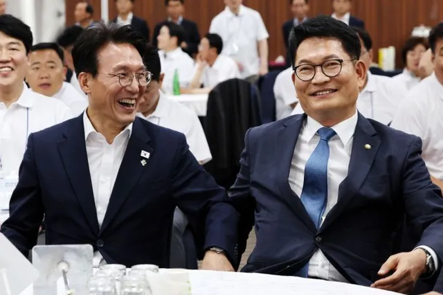 참정권 침해·중동사태 등 현안 쌓였는데…'與 호남 워크숍' 참석한 金...

차기 여당 대표 출마를 노리는 김민석 국무총리가 호남에 머무르며 광