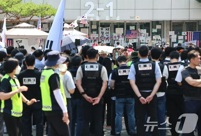 "중국 공안이냐" 조롱 잠실 시위대, 피해 경찰관·가족에 고소당해

유튜버 등 3명 공무집행방해 혐의 고소…경찰, 신원 파악 중 6·3 지방선거