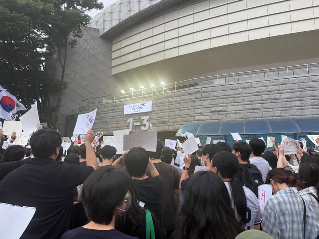 안에 아예 안터지기 때문에 
잠깐 나와 상황 공유하면 
사람이 많은데도 
뭐하나도 걸리는게 없습니다 
줄 다 맞춰서 이동하고 너무나 질서정연 

