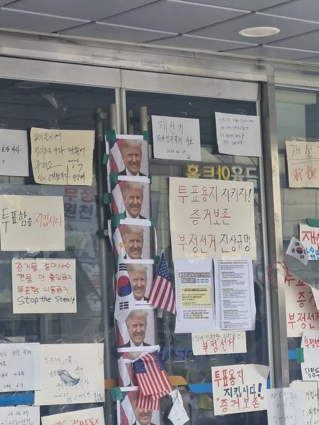 지금 올공 2-1 문 이렇게 누군가가 다 막아놓은 모양인데 이거 찢고 난리나는 순간 사진 뜨면 바로 x 하러 간다

국민탄압하는 대한민국 정부
