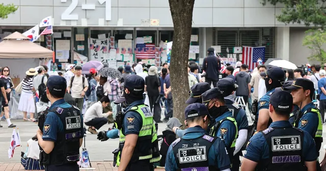 “중국 공안이냐”… 잠실 시위서 조롱당한 경찰관·가족 고소장 제출

중국 공안이냐 잠실 시위서 조롱당한 경찰관·가족 고소장 제출