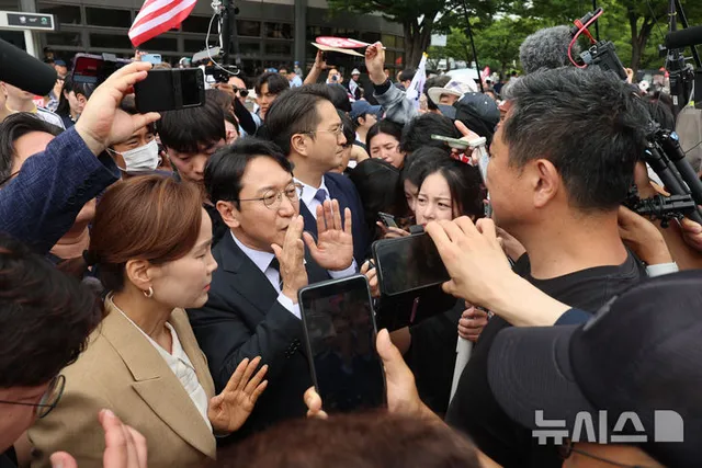與 '잠실 개표소' 첫 방문…"체육회 활동 보장 필요"

[서울=뉴시스]신재현 기자 = 투표 용지 부족 사태로 촉발된 서울 송파구 잠실올림픽공원