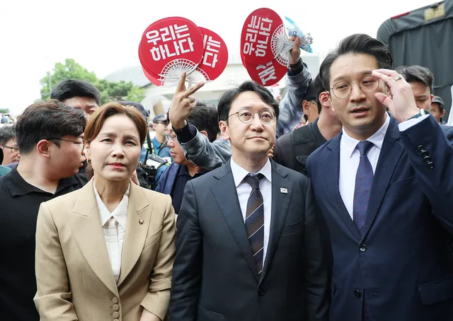 잠실 개표소 봉쇄 현장 찾은 與…“아시안게임 앞두고 펜싱 칼도 못가져...

투표용지 부족 사태로 촉발된 서울 송파구 잠실올림픽공원 개표소 봉쇄
