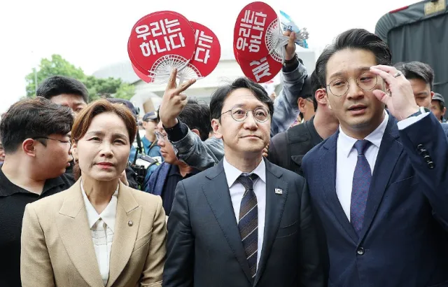 민주당 "체육단체 활동 보장해야"…개표소 봉쇄 13일째 대치

6·3 지방선거 투표용지 부족 사태를 계기로 시작된 서울 송파구 올림픽공원 핸드볼