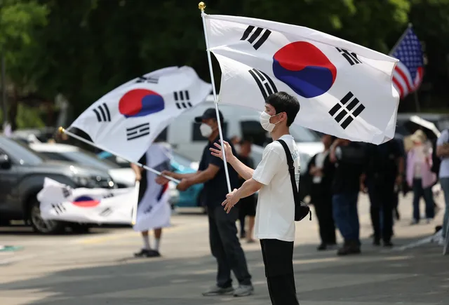 “중국 공안이냐” 조롱한 잠실 시위대, 피해 경찰이 고소

6·3 지방선거 투표용지 부족 사태로 촉발된 잠실 개표소 봉쇄 시위 현장에서 경찰관에