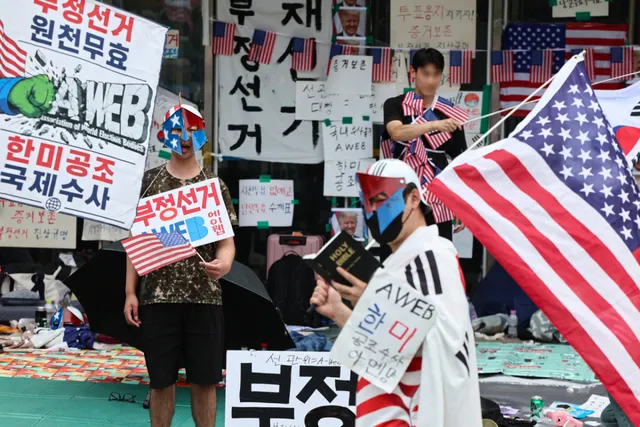 "중국 경찰이냐"…잠실 시위서 조롱당한 경찰관, 고소장 제출

잠실 개표소 시위 현장에서 경찰관에게 조롱과 욕설을 한 시위 참가자들과 유튜버가 