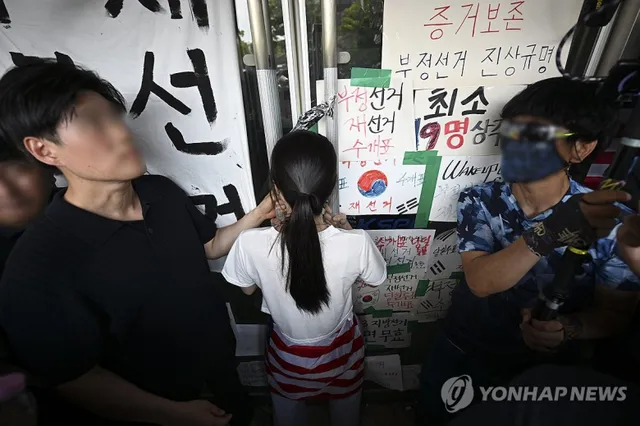 경찰, 잠실개표소 진입 홀로 막은 '올다르크' 업무방해 수사

대한체육회 산하 체육단체들의 올림픽공원 핸드볼경기장 사무실 진입을 홀로 막은 여성