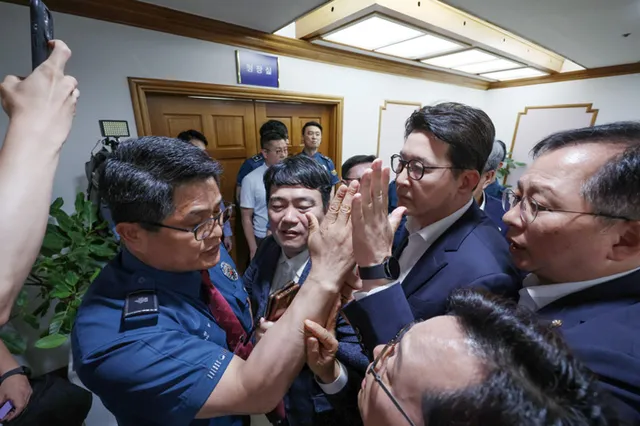 국힘 보좌진 손목 잡고 촬영 막은 警 … '패가망신' 서울청장 논란 증폭...

국민의힘이 서울경찰청 항의 방문 과정에서 경찰이 자당 보좌진에게