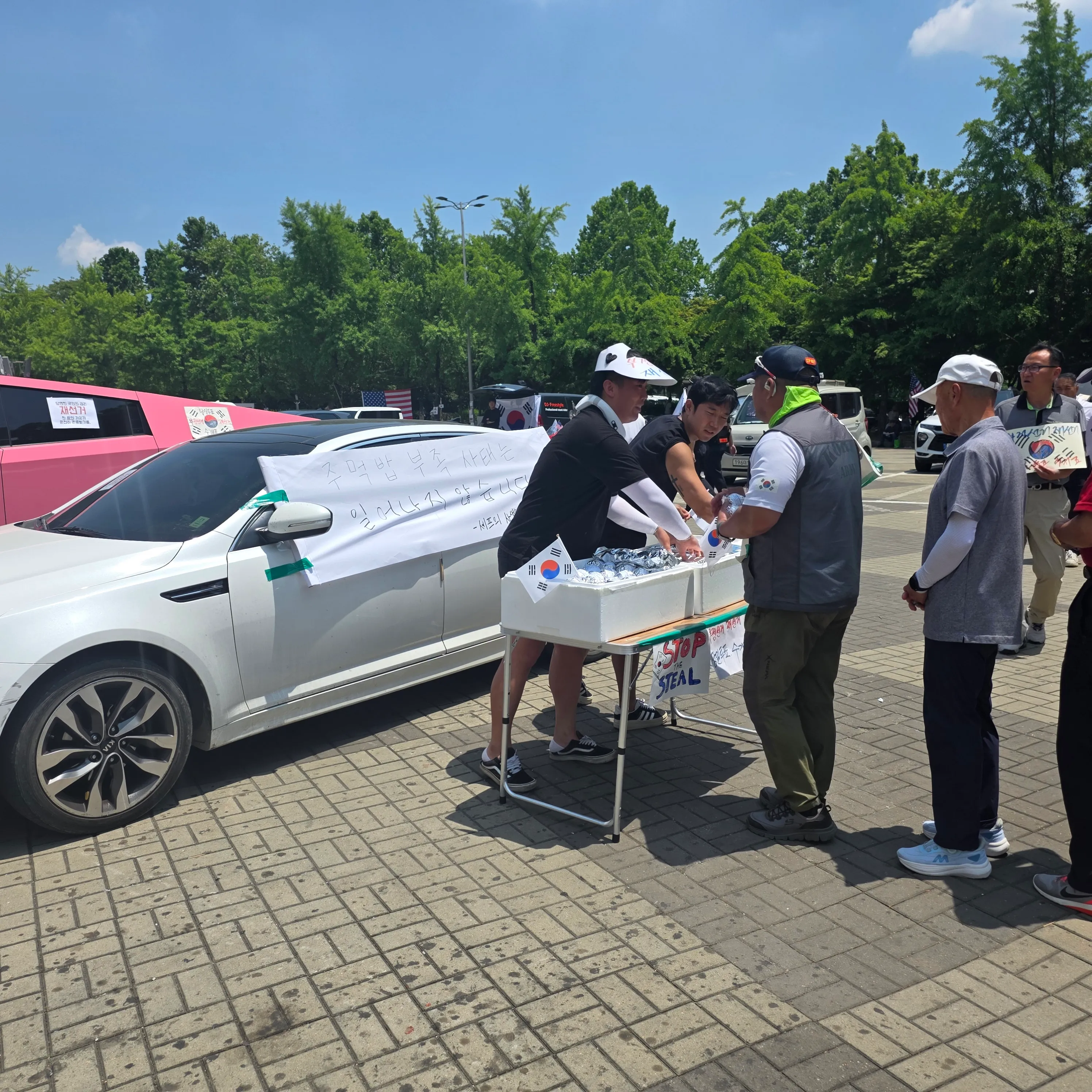 다녀왔다.
서 계시던 분들도, 경찰분들도, 지나가던 분들도 드셨다. 새우 못 드시는 분은 삼겹살로 드리고. 어떤 어르신이 손 꼭 잡고 고맙다 하