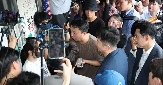 [서정민갑의 수요뮤직] 서울 잠실의 시위대와 함께 듣고 싶은 노래

'헌법 제1조'와 '우산', '소문의 낙원'… 음악이 건네는 공존과 연대의 