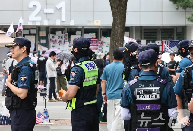 잠실 시위대 복장 지적에…경찰청 "머리 덥수룩하지 않게" 공문

'경찰공무원 용모·복장 준수' 전국 시도청에 하달 잠실 개표소 봉쇄 시위 현장에
