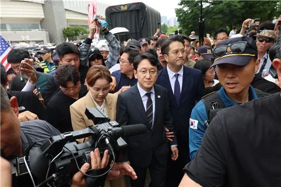 (폴리스라인)'반사회적·패가망신·엄중대응' 경고에도…'올공 시위' 13...

체육계 피해 호소에도 시위 계속…민주당 현장 설득도 15분 만에 