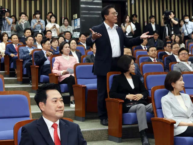 “당이 불통에 빠져” “최악은 무슨 최악”…국힘 의총 시작부터 설전

국민의힘이 17일 의원총회를 열고 선거 소청 문제, 장동혁 대표 거취 문제
