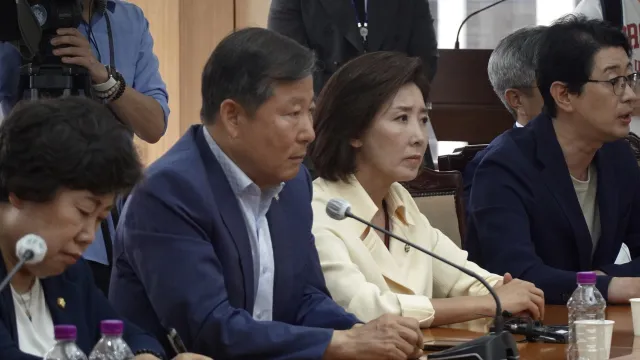 "보좌진 폭행, 결코 좌시 못 해" 국민의힘 서울경찰청에 강력항의

16일 서울경찰청을 항의 방문한 국민의힘 나경원 의원(왼쪽...