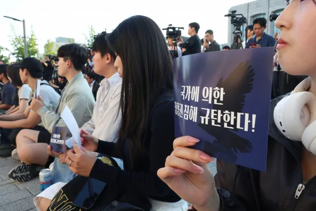 전국 대학총학, 이번엔 중앙선관위 항의 방문…대학가 집단행동 확대

기자회견과 시국선언에 이어 이번에는 전국 주요 대학 총학생회 대표단이 중앙선