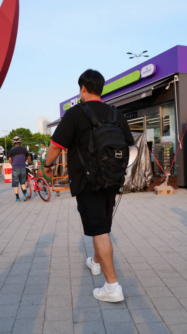 제가 가는 곳이 길입니다
옳다 생각되면 그 길로 걷습니다
현장에 작은 스마트폰 하나뿐이지만
방송사 1억짜리 카메라 보다
값진 역할을 한다고 생각