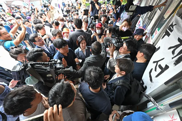 잠실 개표소 진입 홀로 막아선 시위자···경찰, 업무방해 수사 착수

대한체육회 산하 체육단체들의 올림픽공원 핸드볼경기장 사무실 진입을 홀로 막