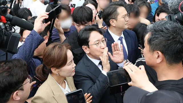 “빨갱이 꺼져라”…잠실개표소 달려온 與에 시위대 비난 쏟아졌다

잠실 개표소 찾은 여당에 '빨갱이 꺼져라' 비난 쏟아져