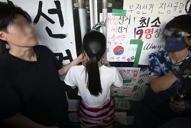 잠실개표소 홀로 막은 ‘올다르크’…경찰 나서자 “무료 변호하겠다”...

서울 올림픽공원 핸드볼경기장 앞에서 체육단체의 사무실 진입을 막은 여성